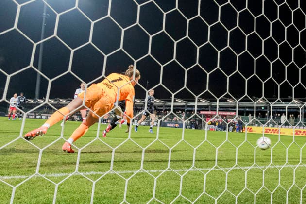 01 02 2026, xomx, Soccer Google Pixel Women Bundesliga, RB Leipzig Eintracht Frankfurt v l jubelt, Torjubel, Tor, Goal, Jubel, Freude, freuen zum 0 1 Elvira Johanna Herzog RasenBallsport Leipzig DFL DFB REGULATIONS PROHIBIT ANY USE OF PHOTOGRAPHS as IMAGE SEQUENCES and or QUASI VIDEO Leipzig