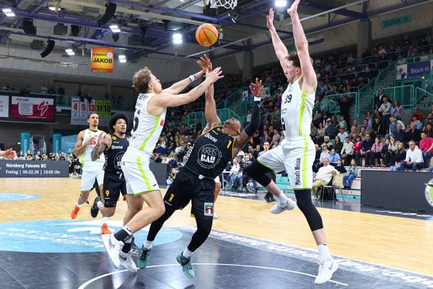 20 Matchday of the Basketball 2 Bundesliga ProA in the Oberfrankenhalle in Bayreuth Season 2025 2026 BBC Bayreuth vs Bozic Estriche Knights Kirchheim Lenny Liedtke BBC Bayreuth 55 left Willem Brandwijk BBC Bayreuth 39 right Philipp Russell Bozic Estriche Knights Kirchheim 1 center