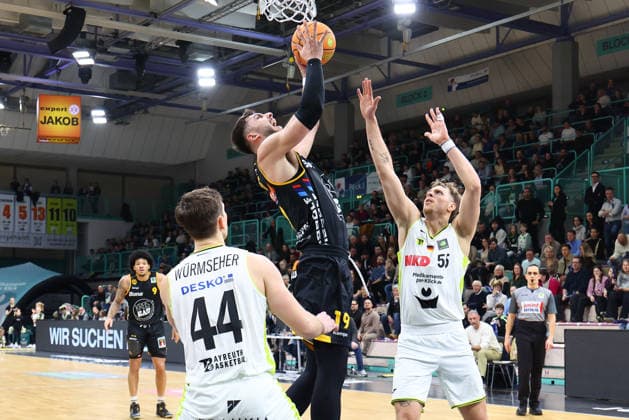 20 Matchday of the Basketball 2 Bundesliga ProA in the Oberfrankenhalle in Bayreuth Season 2025 2026 BBC Bayreuth vs Bozic Estriche Knights Kirchheim Chris Würmseher BBC Bayreuth 44 left Lenny Liedtke BBC Bayreuth 55 right Aeneas Jung Bozic Estriche Knights Kirchheim 19 center