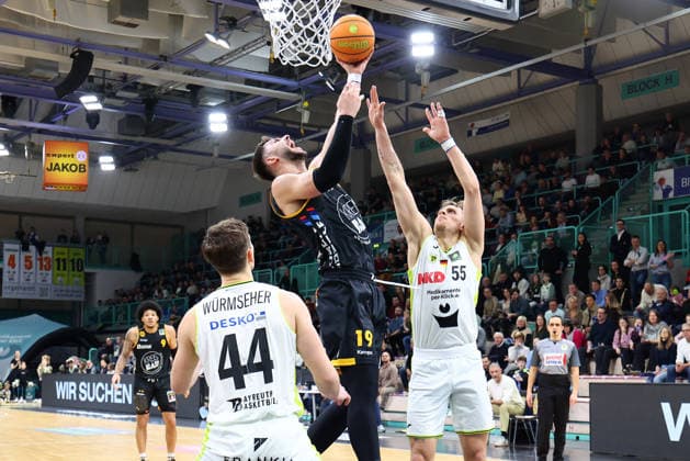 20 Matchday of the Basketball 2 Bundesliga ProA in the Oberfrankenhalle in Bayreuth Season 2025 2026 BBC Bayreuth vs Bozic Estriche Knights Kirchheim Chris Würmseher BBC Bayreuth 44 left Lenny Liedtke BBC Bayreuth 55 right Aeneas Jung Bozic Estriche Knights Kirchheim 19 center