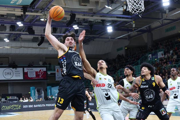20 Matchday of the Basketball 2 Bundesliga ProA in the Oberfrankenhalle in Bayreuth Season 2025 2026 BBC Bayreuth vs Bozic Estriche Knights Kirchheim Leroy Ikejiaku BBC Bayreuth 22 center Nick Spinoso Bozic Estriche Knights Kirchheim 13 left