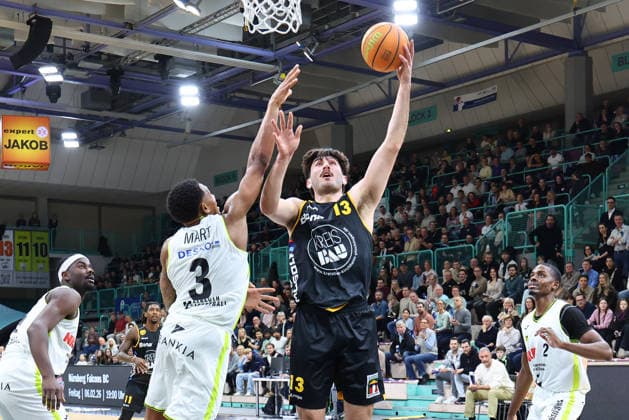 20 Matchday of the Basketball 2 Bundesliga ProA in the Oberfrankenhalle in Bayreuth Season 2025 2026 BBC Bayreuth against Bozic Estriche Knights Kirchheim Rayshawn Mart BBC Bayreuth 3 left Nick Spinoso Bozic Estriche Knights Kirchheim 13 right
