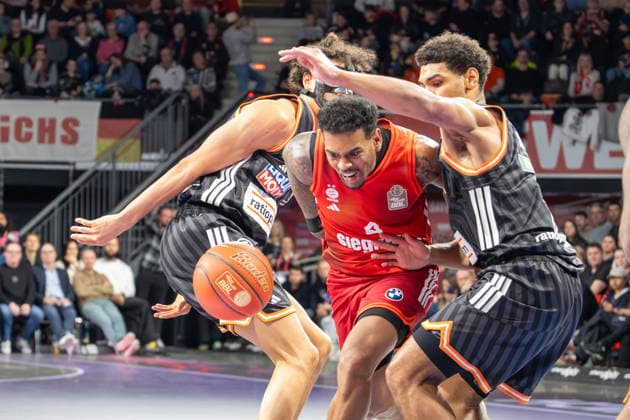 Alec Anigbata 21 Ratiopharm Ulm in duel with Xavier Rathan Mayes 4 FC Bayern Basketball , Mark Smith 13 Ratiopharm Ulm , FC Bayern Basketball vs Ratiopharm Ulm, BBL, Matchday 18, 01 02 2026 Munich Bavaria Germany Copyright: xkolbert-press UlrichxGamelx