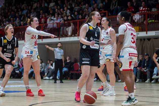 Leonie Kambach Nr 66 Hannover cheers, Lina Sontag Nr 24 Osnabrück , Kolbrun Armannsdottir Nr 4 Hannover cheers, Oceane Monpierre Nr 31 Osnabrück GiroLive Panthers Osnabrück 57 71 TK Hannover Luchse 1 DBBL 17 Matchday GiroLive Panthers Osnabrück vs TK Hannover Luchse