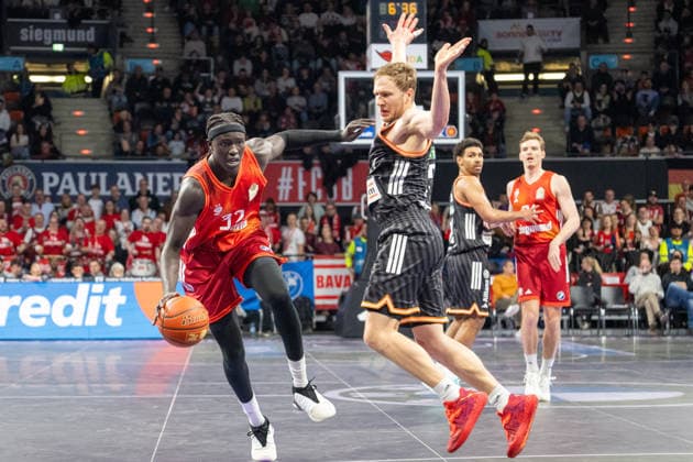 Wenyen Gabriel 32 FC Bayern Basketball , Christian Sengfelder 43 Ratiopharm Ulm , FC Bayern Basketball vs Ratiopharm Ulm, BBL, 18 Matchday, 01 02 2026 Munich Bavaria Germany Copyright: xkolbert-press UlrichxGamelx