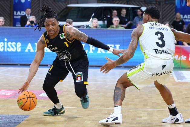 20 Matchday of the Basketball 2 Bundesliga ProA in the Oberfrankenhalle in Bayreuth Season 2025 2026 BBC Bayreuth vs Bozic Estriche Knights Kirchheim Rayshawn Mart BBC Bayreuth 3 right Philipp Russell Bozic Estriche Knights Kirchheim 1 left