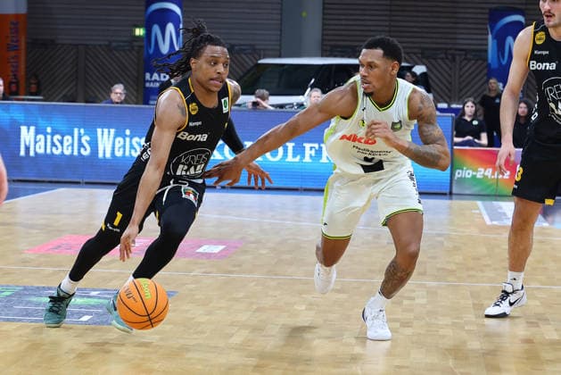 20 Matchday of the Basketball 2 Bundesliga ProA in the Oberfrankenhalle in Bayreuth Season 2025 2026 BBC Bayreuth vs Bozic Estriche Knights Kirchheim Rayshawn Mart BBC Bayreuth 3 right Philipp Russell Bozic Estriche Knights Kirchheim 1 left