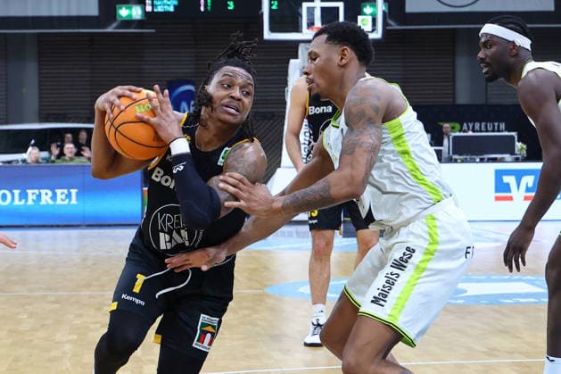 20 Matchday of the Basketball 2 Bundesliga ProA in the Oberfrankenhalle in Bayreuth Season 2025 2026 BBC Bayreuth vs Bozic Estriche Knights Kirchheim Rayshawn Mart BBC Bayreuth 3 right Philipp Russell Bozic Estriche Knights Kirchheim 1 left