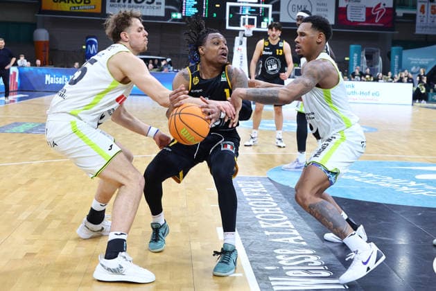 20 Matchday of the Basketball 2 Bundesliga ProA in the Oberfrankenhalle in Bayreuth Season 2025 2026 BBC Bayreuth vs Bozic Estriche Knights Kirchheim Rayshawn Mart BBC Bayreuth 3 right Lenny Liedtke BBC Bayreuth 55 left Philipp Russell Bozic Estriche Knights Kirchheim 1 center