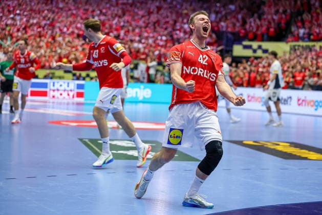 01 02 2026, Handball, Men s EHF EURO 2026, Germany Denmark, Jyske Bank Boxing in Herning, Final Denmark is European Champion The team celebrates the victory cheering on the pitch xxxxxxxxxxxxxxx Denmark