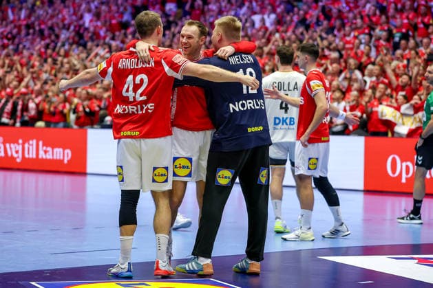 01 02 2026, Handball, Men s EHF EURO 2026, Germany Denmark, Jyske Bank Boxing in Herning, Final Denmark is European Champion The team celebrates the victory cheering on the pitch xxxxxxxxxxxxxxx Denmark