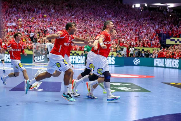 01 02 2026, Handball, Men s EHF EURO 2026, Germany Denmark, Jyske Bank Boxing in Herning, Final Denmark is European Champion The team celebrates the victory cheering on the pitch xxxxxxxxxxxxxxx Denmark