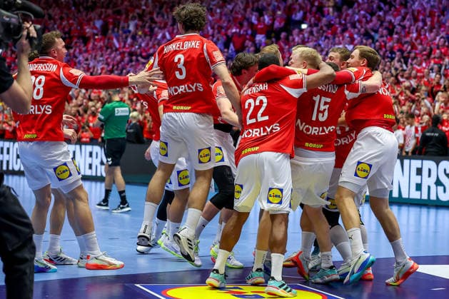 01 02 2026, Handball, Men s EHF EURO 2026, Germany Denmark, Jyske Bank Boxing in Herning, Final Denmark is European Champion The team celebrates the victory cheering on the pitch xxxxxxxxxxxxxxx Denmark