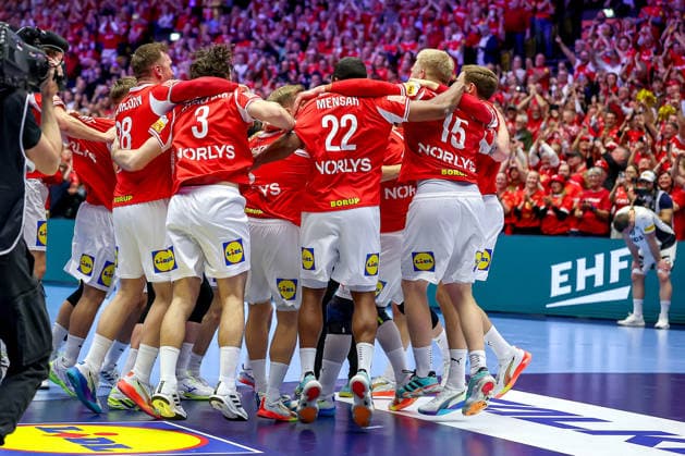 01 02 2026, Handball, Men s EHF EURO 2026, Germany Denmark, Jyske Bank Boxing in Herning, Final Denmark is European Champion The team celebrates the victory cheering on the pitch xxxxxxxxxxxxxxx Denmark