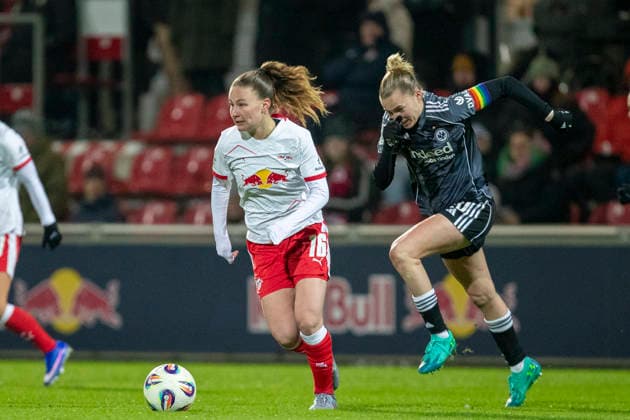 GER, Leipzig, Football, Google Pixel Womens Bundesliga, Matchday 16, RB Leipzig vs Eintracht Frankfurt in the picture from l Annabel Schasching RB Leipzig 16 , Laura Freigang Eintracht Frankfurt 10 , duel, 01 02 2025, RB Leipzig Training Academy Cottaweg Leipzig DFB REGULATIONS PROHIBIT ANY USE OF PHOTOGRAPHS AS IMAGE SEQUENCES AND OR QUASI VIDEO, Copyright: HMBxMedia PaulxFritz