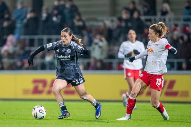 GER, Leipzig, Football, Google Pixel Womens Bundesliga, Matchday 16, RB Leipzig vs Eintracht Frankfurt in picture v l Ereleta Memeti Eintracht Frankfurt 27 , Sandra Starke RB Leipzig 13 , duel, 01 02 2025, RB Leipzig Training Academy Cottaweg Leipzig DFB REGULATIONS PROHIBIT ANY USE OF PHOTOGRAPHS AS IMAGE SEQUENCES AND OR QUASI VIDEO, Copyright: HMBxMedia PaulxFritz