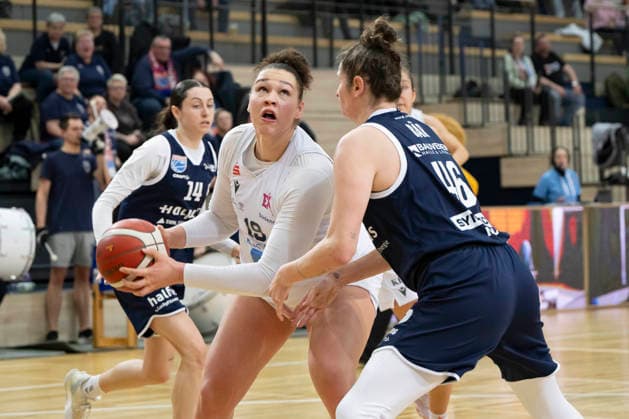 Toyota DBBL 2025 2026 Syntainics MBC vs USC Freiburg Halle Saale, Germany 01 February 2026 In the picture from left in duel Elea Gaba Freiburg and Romy Bär Baer Halle Halle Saale swh Arena Sachsen Anhalt Germany