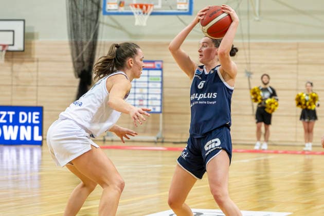 Toyota DBBL 2025 2026 Syntainics MBC vs USC Freiburg Halle Saale, Germany 01 February 2026 In the picture from left Britta Daub Freiburg and Nicole Brochlitz Halle Halle Saale swh Arena Sachsen Anhalt Germany