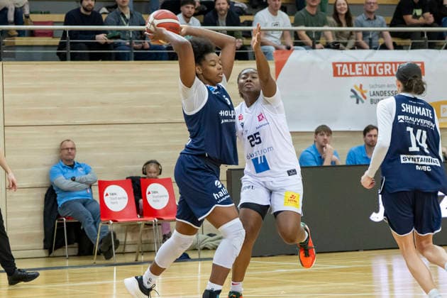 Toyota DBBL 2025 2026 Syntainics MBC vs USC Freiburg Halle Saale, Germany 01 February 2026 In the picture from left in the duel Khalis Cain Halle and Eboni Walker Freiburg Halle Saale swh Arena Sachsen Anhalt Germany