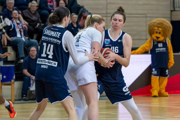 Toyota DBBL 2025 2026 Syntainics MBC vs USC Freiburg Halle Saale, Germany 01 February 2026 In the picture from left Katelyn Shumate Halle , Abigail Ann Prohaska Freiburg and Romy Bär Baer Halle Halle Saale swh Arena Sachsen Anhalt Germany