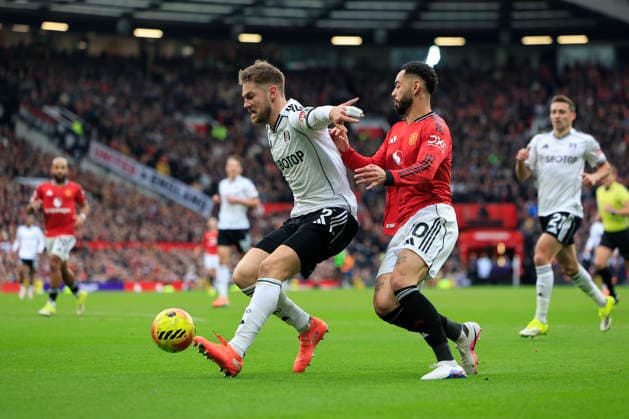 Manchester United, ManU v Fulham, Premier League Joachim Andersen (5) of Fulham is challenged by Matheus Cunha (10) of Manchester United during the Premier League match between Manchester United and Fulham at Old Trafford, Manchester, UK on 1 February 2026. Manchester Old Trafford Greater Manchester UK Editorial use only DataCo restrictions apply See www.football-dataco.com , Copyright: xConorxMolloyx PSI-23668-0163