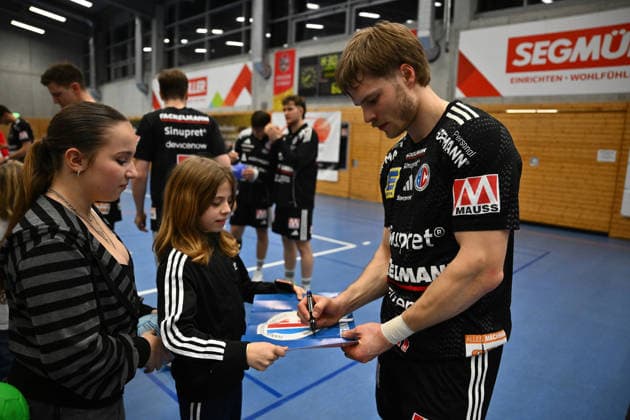 01 02 2026 Handball season 2025 2026 Test match friendly HC Erlangen HCE Frisch Auf Göppingen xwoxzix Christopher Bissel 21, HC Erlangen HCE signs autographs Autographs