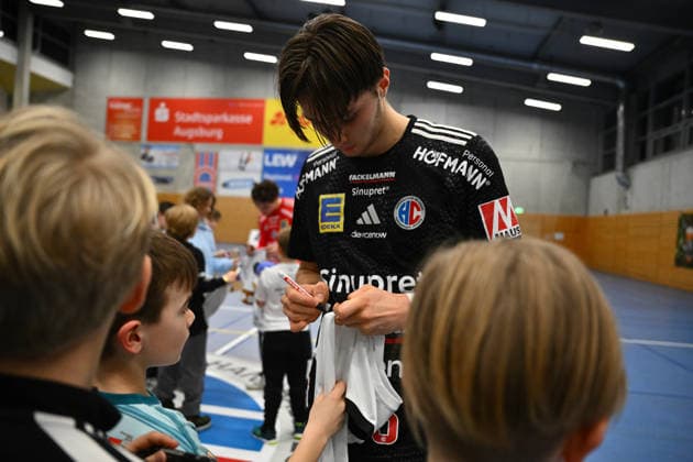 01 02 2026 Handball season 2025 2026 Test match friendly HC Erlangen HCE Frisch Auf Göppingen xwoxzix Tim Gömmel Goemmel 95, HC Erlangen HCE signs autographs Autographs