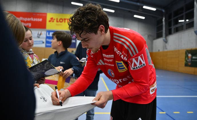 01 02 2026 Handball season 2025 2026 Test match friendly HC Erlangen HCE Frisch Auf Göppingen xwoxzix Tin Herceg 99, HC Erlangen HCE signs autographs Autographs