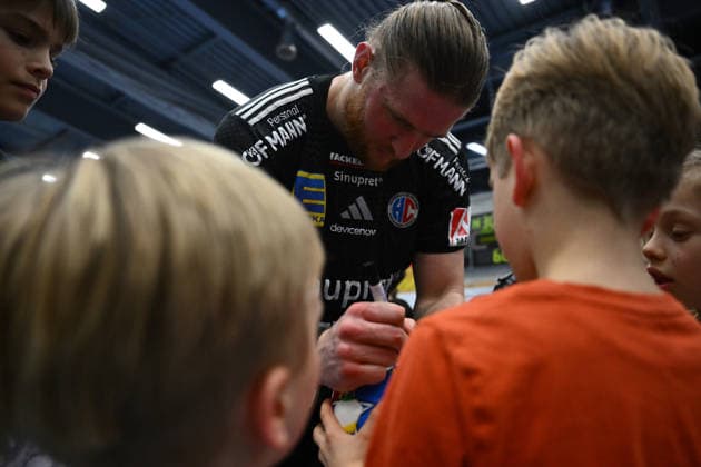 01 02 2026 Handball season 2025 2026 Test match friendly HC Erlangen HCE Frisch Auf Göppingen xwoxzix Maciej Gebala 77, HC Erlangen HCE signs autographs Autographs