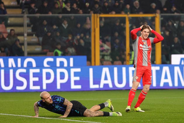 CALCIO - Serie A - US Cremonese vs Inter - FC Internazionale Federico Dimarco of FC Interunder pressure from Alessio Zerbin of US Cremonese during the match of 6th day of the Serie A Championship between US Cremonese vs FC Inter at the Giovanni Zini Stadium on 1 February 2026 in Cremona, CR. Cremona Italy  Copyright: xIPAxSport ABACAx