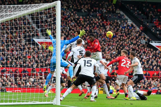 Manchester United, ManU v Fulham, Premier League Kobbie Mainoo (37) of Manchester United challenges for the header during the Premier League match between Manchester United and Fulham at Old Trafford, Manchester, UK on 1 February 2026. Manchester Old Trafford Greater Manchester UK Editorial use only DataCo restrictions apply See www.football-dataco.com , Copyright: xConorxMolloyx PSI-23668-0166