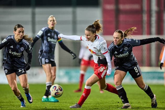 01 02 2026, GER, Womens Soccer, BL, 2025 2026, RB Leipzig Eintracht Frankfurt Annabel Schasching 16, RB Leipzig, left , Lisanne Gräwe 8, Eintracht Frankfurt , Action, duel for ball Leipzig Training Center of the Red Bull Saxony Germany