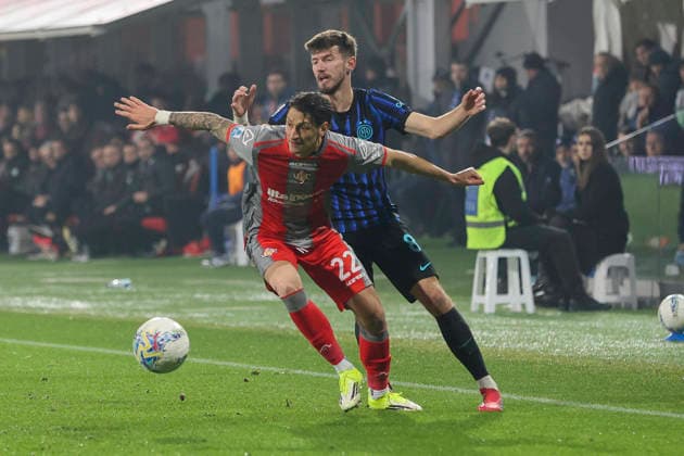 February 1, 2026, Cremona: Inter FC s Petar Sucic battle for the ball with US Cremonese s Romano Floriani Mussolini during the italian soccer,Serie A match between US Cremonese vs Internazionale FC on February 01, 2026 at the Giovanni Zini stadium in Cremona, Italy. ANSA Soccer: Serie A; Cremonese Vs Inter  - ZUMAa110 20260201_zaf_a110_055 Copyright: xDavidexCasentinix