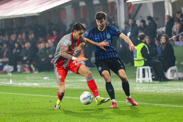 February 1, 2026, Cremona: Inter FC s Petar Sucic battle for the ball with US Cremonese s Romano Floriani Mussolini during the italian soccer,Serie A match between US Cremonese vs Internazionale FC on February 01, 2026 at the Giovanni Zini stadium in Cremona, Italy. ANSA Soccer: Serie A; Cremonese Vs Inter  - ZUMAa110 20260201_zaf_a110_056 Copyright: xDavidexCasentinix