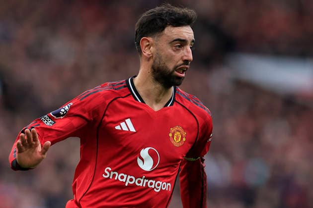 Manchester United, ManU v Fulham, Premier League Bruno Fernandes (8) of Manchester United during the Premier League match between Manchester United and Fulham at Old Trafford, Manchester, UK on 1 February 2026. Manchester Old Trafford Greater Manchester UK Editorial use only DataCo restrictions apply See www.football-dataco.com , Copyright: xConorxMolloyx PSI-23668-0176