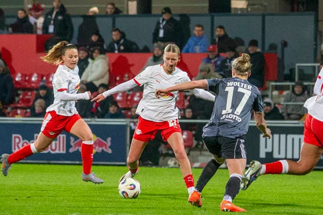 GER, Leipzig, Football, Google Pixel Womens Bundesliga, Matchday 16, RB Leipzig vs Eintracht Frankfurt in the picture from l Marlene Mueller RB Leipzig 27 , Pia Sophie Wolter Eintracht Frankfurt 17 , duel, 01 02 2025, RB Leipzig Training Academy Cottaweg Leipzig DFB REGULATIONS PROHIBIT ANY USE OF PHOTOGRAPHS AS IMAGE SEQUENCES AND OR QUASI VIDEO, Copyright: HMBxMedia PaulxFritz