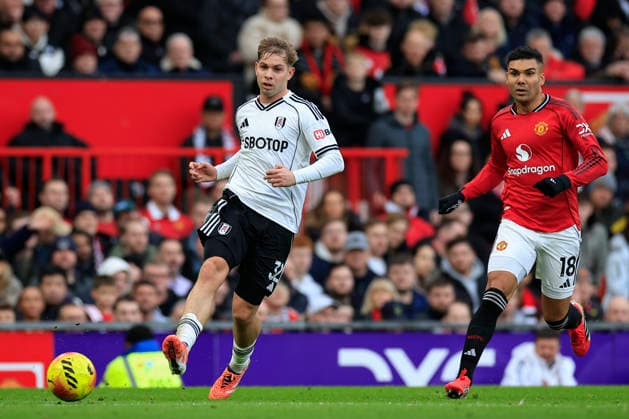 Manchester United, ManU v Fulham, Premier League Emile Smith Rowe (32) of Fulham passes the ball back watched by Casemiro (18) of Manchester United during the Premier League match between Manchester United and Fulham at Old Trafford, Manchester, UK on 1 February 2026. Manchester Old Trafford Greater Manchester UK Editorial use only DataCo restrictions apply See www.football-dataco.com , Copyright: xConorxMolloyx PSI-23668-0177