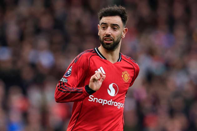 Manchester United, ManU v Fulham, Premier League Bruno Fernandes (8) of Manchester United during the Premier League match between Manchester United and Fulham at Old Trafford, Manchester, UK on 1 February 2026. Manchester Old Trafford Greater Manchester UK Editorial use only DataCo restrictions apply See www.football-dataco.com , Copyright: xConorxMolloyx PSI-23668-0178