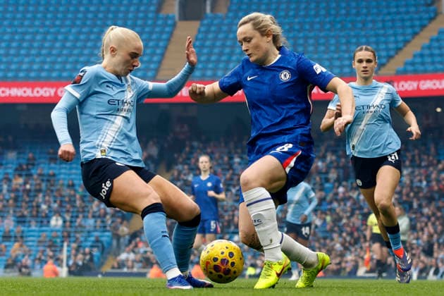 Manchester City v Chelsea, Manchester, UK - 01 February 2026 Erin Cuthbert of Chelsea Women feels pressure from Laura Blindkilde of Manchester City Women during the Barclays WSL match between Manchester City and Chelsea at The Etihad Stadium on 1 February 2026 in Manchester, England (Photo by Steve Taylor PPAUK) Manchester The Etihad Stadium Greater Manchester England Copyright: xStevexTaylor PPAUKx PPA-244614