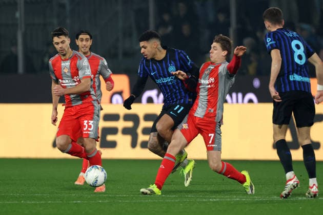 Inter s Luis Henrique and Cremonese s Alessio Zerbin during the Serie A soccer match between Cremonese and Inter at the Giovanni Zini Stadium in Cremona Italy - 1 February 2026. - Soccer .  Copyright: xAlbertoxMariani LaPressex