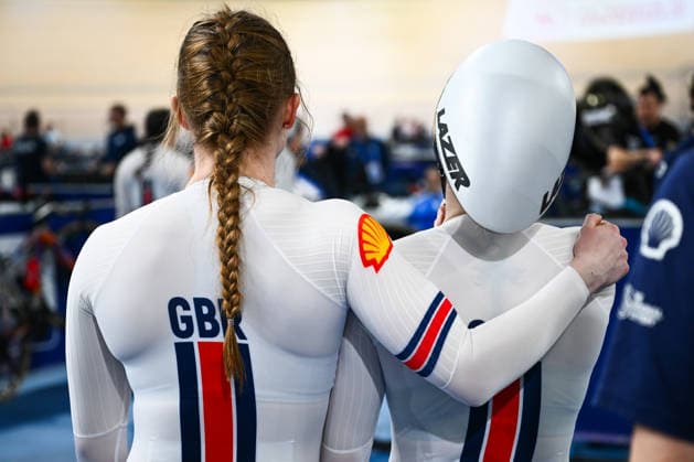 2026 UEC Track Elite European Championships Picture by Olly Hassell SWpix.com - 01 02 2026 - Cycling - 2026 UEC Track Elite European Championships - Konya Velodrome, Konya, Türkiye - Women s Team Sprint Final for Gold - Lauren Bell comforts Lowri Thomas (Great Britain) Copyright: x xSWpix.comx(t axPhotographyxHubxLtd)xOllyxHassell SWpix.comx SWP-3177-0139