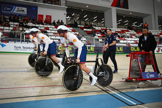 2026 UEC Track Elite European Championships Picture by Olly Hassell SWpix.com - 01 02 2026 - Cycling - 2026 UEC Track Elite European Championships - Konya Velodrome, Konya, Türkiye - Men s Team Sprint Final for Gold - Joe Truman (Great Britain), Hamish Turnbull (Great Britain), Matthew Richardson (Great Britain) Copyright: x xSWpix.comx(t axPhotographyxHubxLtd)xOllyxHassell SWpix.comx SWP-3177-0143