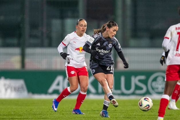 GER, Leipzig, Football, Google Pixel Womens Bundesliga, Matchday 16, RB Leipzig vs Eintracht Frankfurt in picture v l Gina Chmielinski RB Leipzig 10 , Ereleta Memeti Eintracht Frankfurt 27 , duel, 01 02 2025, RB Leipzig Training Academy Cottaweg Leipzig DFB REGULATIONS PROHIBIT ANY USE OF PHOTOGRAPHS AS IMAGE SEQUENCES AND OR QUASI VIDEO, Copyright: HMBxMedia PaulxFritz