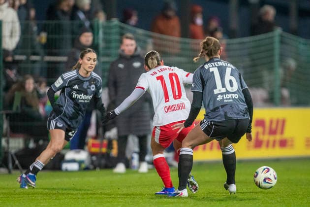 GER, Leipzig, Football, Google Pixel Womens Bundesliga, Matchday 16, RB Leipzig vs Eintracht Frankfurt in picture v l Gina Chmielinski RB Leipzig 10 ,Marthine Ostenstad Eintracht Frankfurt 16 , duel, 01 02 2025, RB Leipzig Training Academy Cottaweg Leipzig DFB REGULATIONS PROHIBIT ANY USE OF PHOTOGRAPHS AS IMAGE SEQUENCES AND OR QUASI VIDEO, Copyright: HMBxMedia PaulxFritz