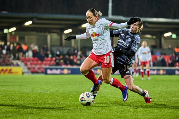 01 02 2026, GER, Womens Soccer, BL, 2025 2026, RB Leipzig Eintracht Frankfurt Gina Chmielinski 10, RB Leipzig, front , Geraldine Reuteler 14, Eintracht Frankfurt , action, duel for ball Leipzig training center of the Red Bull Saxony Germany