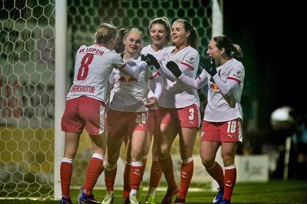 01 02 2026, GER, womens soccer, BL, 2025 2026, RB Leipzig Eintracht Frankfurt jubilation, team, RB leipzig, after last minute equalizer Leipzig training center of the Red Bull Saxony Germany