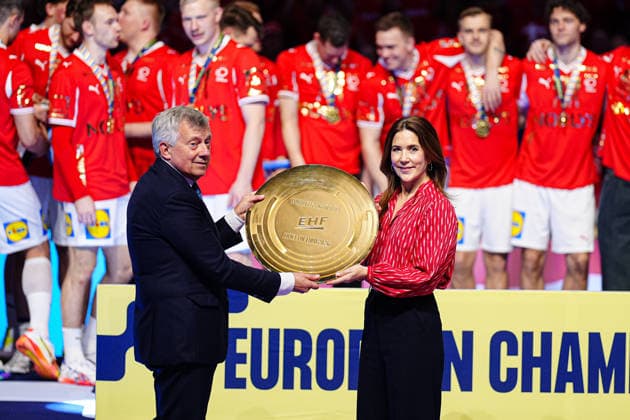 Queen Mary of Denmark with EHF Cup DEN, Denmark vs Germany, Handball, EHF European Championship 2026, Final, 01 02 2026 DEN, Denmark vs Germany, Handball, EHF European Championship 2026, Final, 01 02 2026 Herning Copyright: xEibner-Pressefoto MarcelxvonxFehrnx EP_MFN