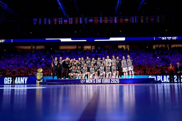 01 02 2026, Handball, Men s EHF EURO 2026, Germany Denmark, Jyske Bank Boxing in Herning, Final Denmark is European Champion The German team at the award ceremony with the silver medal Group picture Team picture Denmark