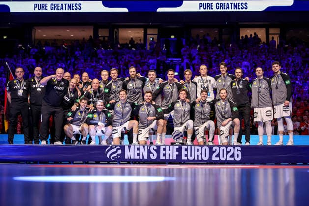 01 02 2026, Handball, Men s EHF EURO 2026, Germany Denmark, Jyske Bank Boxing in Herning, Final Denmark is European Champion The German team at the award ceremony with the silver medal Group picture Team picture Denmark