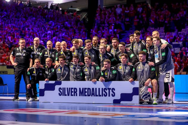 01 02 2026, Handball, Men s EHF EURO 2026, Germany Denmark, Jyske Bank Boxing in Herning, Final Denmark is European Champion The German team at the award ceremony with the silver medal Group picture Team picture Denmark